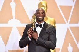 Kobe Bryant saat menerima piala Oscar | Metro.co.uk