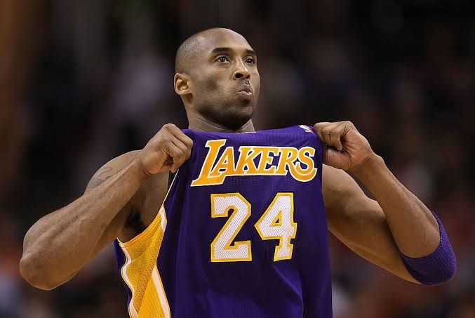 Kobe Bryant bersama Lakers, identik dengan 24 (cheatsheet.com)