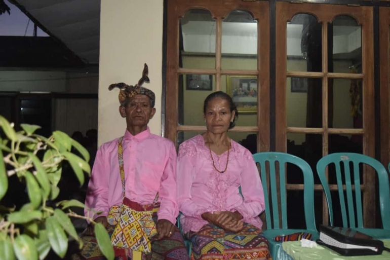 Pasangan Suami-Istri berpakaian adat Amanuban (Dokumentasi pribadi)