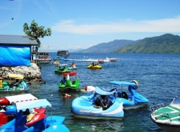 www.jejakpiknik.com | Suasana wisata dengan perahu2 angsa (Danau Yamanaka) dan bebek (di Danau Toba, Indonesia), sama dan sebangun. Yamanashi, Jepang dan Sumatera Utasa,Indonesia.