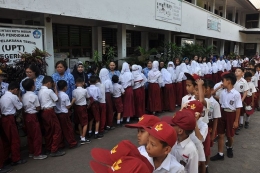 Sejumlah siswa menyalami guru mereka seusai mengikuti upacara di Sekolah Dasar Negeri 060813 Medan, Sumatera Utara, Senin (25/11/2019). Menyalami guru oleh para siswa tersebut dalam rangka memperingati Hari Guru yang serentak dilaksanakan di seluruh Indonesia.(ANTARA FOTO/SEPTIANDA PERDANA) 