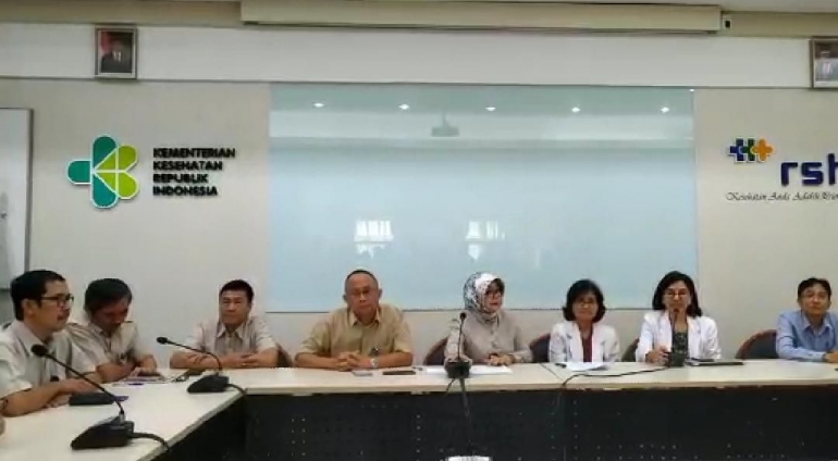 Konferensi Pers Tim Dokter RSHS Bandung Senin (27/01/2020). Sumber : Live Twitter@infobdg