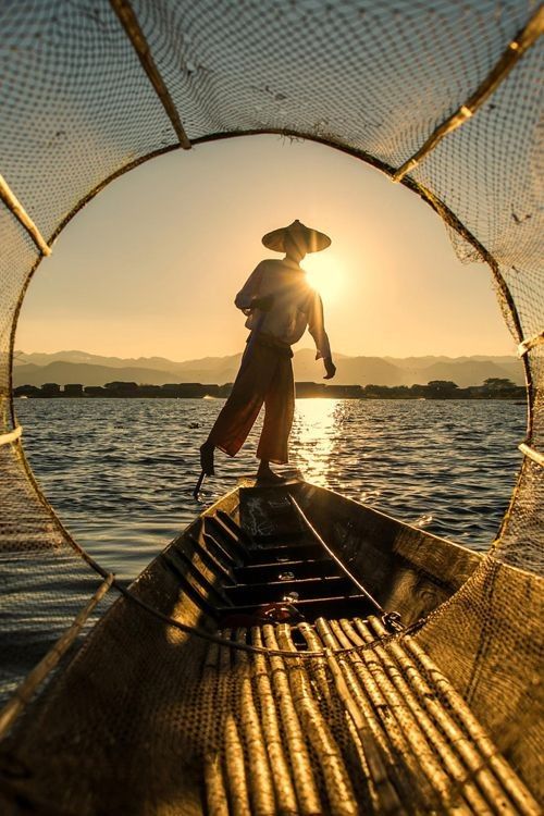 seorang nelayan sedang melaut. image by pinterest/Hanyu Qiao