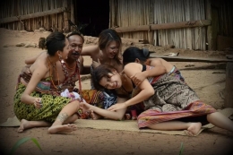 Laki-laki dan perempuan berbusana adat Timor | Foto Jeng Susan