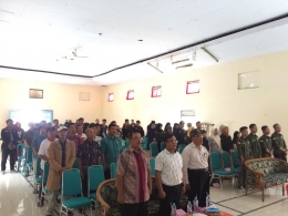 Gambar 2. Suasana gedung ketika menyanyikan lagu kebangsaan Indonesia Raya