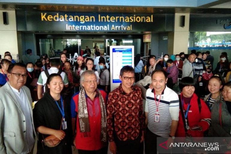 Gubernur Sumbar Irwan Prayitno menyambut kedatangan wisatawan asal Kunming Cina di Bandara Internasional Minangkabau pada Minggu (26/1) (Antara/Iggoy)