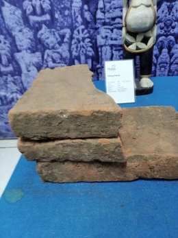 Bongkahan batu bata yang baru saja ditemukan. Foto dokpri
