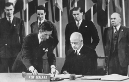 New Zealand Prime Minister Peter Fraser signs the United Nations Charter at San Francisco on 26 June 1945. Source : teara.govt.nz