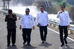 Presiden Joko Widodo bersama Ridwan Kamil dan Menteri PUPR di lokasi peresmian terowongan air antibanjir Nanjung, 29/1/2020 (detik.com).