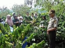 Gambar 1, Kompol. Ridwansyah menerima kunjungan mahasiswa di kebunnya (Doc. FMT)