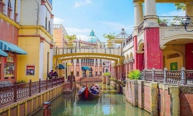 Kanal dengan barisan gedung di kanan kiri bak di Kota Venice. Sumber: sistrip.id