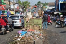 Bak sampah besar ditempatkan di tengah Jalan Aria Putra, depan Pasar Ciputat, Tangerang Selatan, Minggu (24/4/2016). Sampah dari pedagang di pasar tersebut dikumpulkan di sana dan tidak jarang sampah berserakkan sampai ke jalan hingga menyebarkan aroma tak sedap dan menghambat arus lalu lintas. (Foto: KOMPAS.com/ANDRI DONNAL PUTERA)