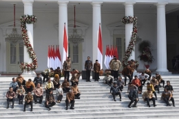 Presiden Joko Widodo dan Wapres Maruf Amin memperkenalkan jajaran menteri Kabinet Indonesia Maju di Istana Merdeka, Jakarta, Rabu (23/10/2019). (ANTARA FOTO/WAHYU PUTRO A)