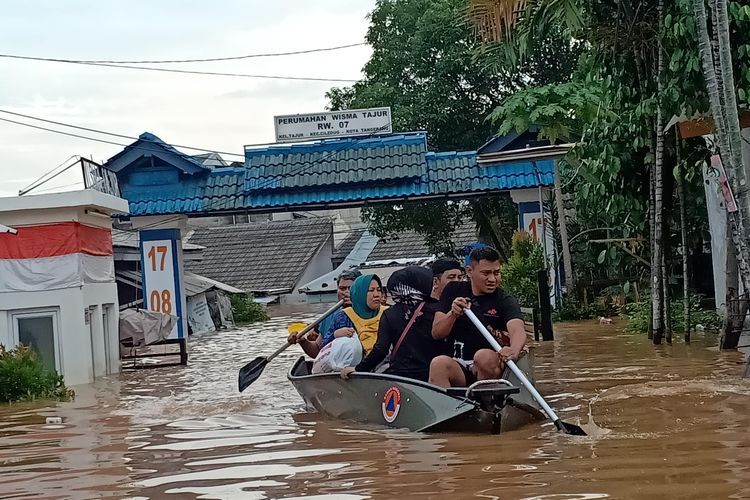 penyelamatan warga yang terjebak banjir | kompas.com