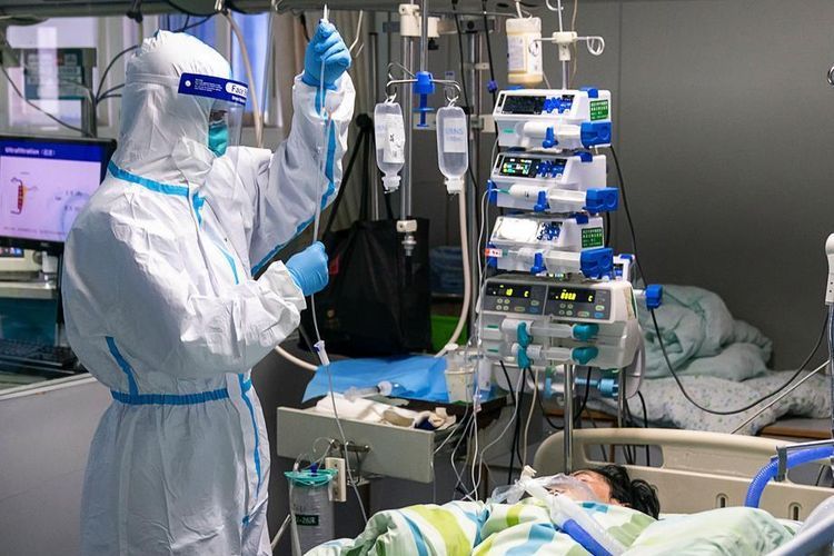 Petugas medis tengah menangani pasien korban virus Corona di Rumah Sakit Zhongnan Universitas Wuhan, China | Gambar: Xiong Qi/ Xinhua via KOMPAS.com