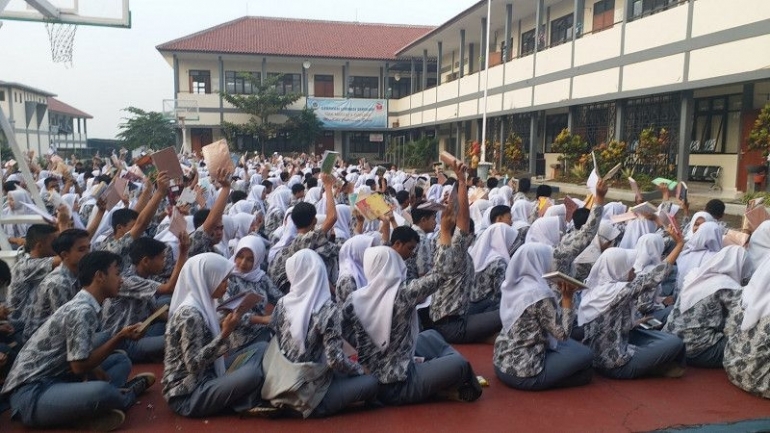 Siswa SMAN 2 Cianjur menyiapkan membaca masif di lapangan sekolah | Foto: Dokumentasi Pribadi
