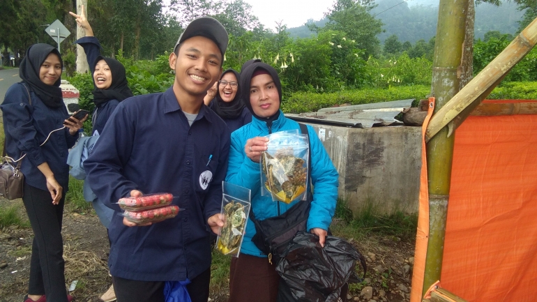 Bersama teman-teman dan saya berfoto dengan Ibu Anika,  penjual buah stroberi dan bayam goreng. Dokpri.