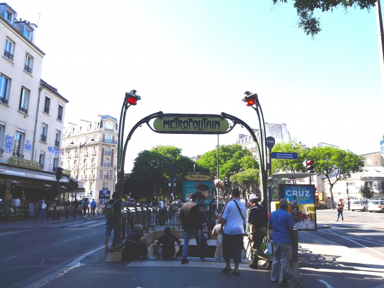 Pintu masuk métro dengan plang bertuliskan