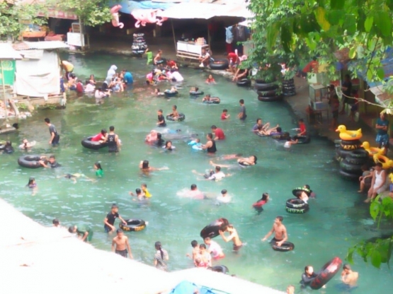 Ramainya masyarakat yang mengisi liburan Imlek 2020 di Pemandian Karang Anyer, 26/01/2020 (dokpri)