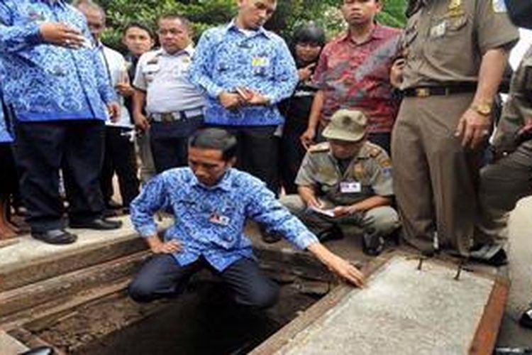 Jokowi pada saat masih menjabat sebagai Gubernur DKI, memeriksa saluran air, 11/11/2013 (kompas.com).