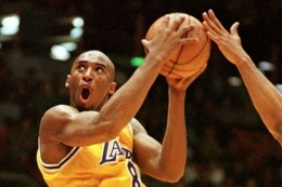 Dunk ikonik Kobe Bryant. (Foto: Shutterstock via kompas.com)