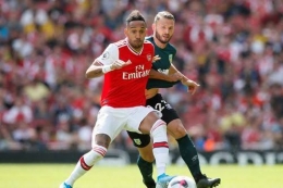 Pemain Arsenal, Aubameyang, berebut bola dengan pemain Burnley, Erik Pieters (premierleague.com)