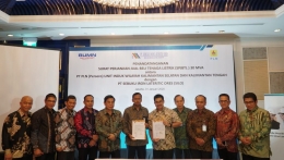 Caption Foto : Penandatanganan SPJBTL oleh Sudarto selaku Manager PLN UP3 Kotabaru dengan Hendra A. Sugandi, Direktur Keuangan PT SILO, Jumat (31/1).