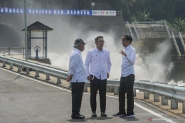 Jokowi bersama Gubernur Jawa Barat dan Menteri PUPR pada saat peresmian Terowongan Nanjung, 29/1/2020. Terowongan antibanjir yang dibuat sebagai solusi pencegahan banjir di Bandung Raya tersebut dikerjakan tahun 2017-2019 (antaranews.com).