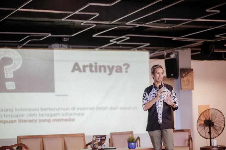 Saya Memaparkan tentang Fact Checking - Foto: Panitia