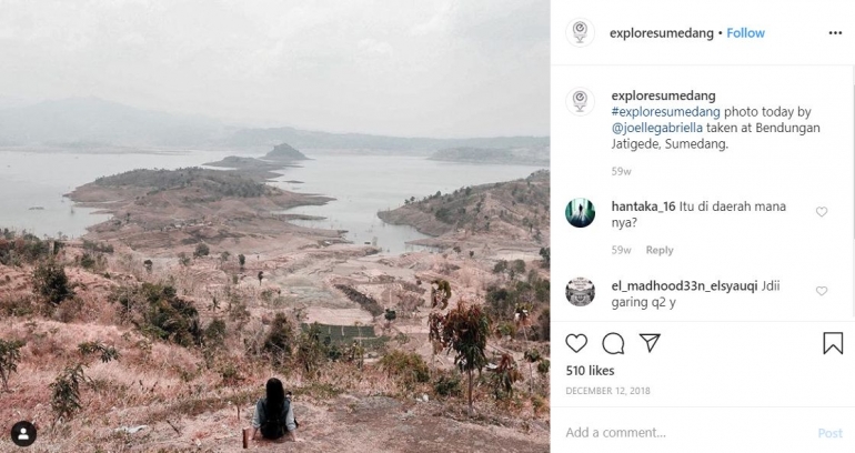 Deskripsi : Foto diatas bukit dimana seorang wanita memandang danau yang terbentuk dari genangan Waduk Jatigede I Sumber Foto : IG @exploresumedang