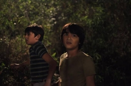 Ikanuri dan Wibisana saat masih kecil terjebak di hutan/ www.indonesiafilmcenter.com