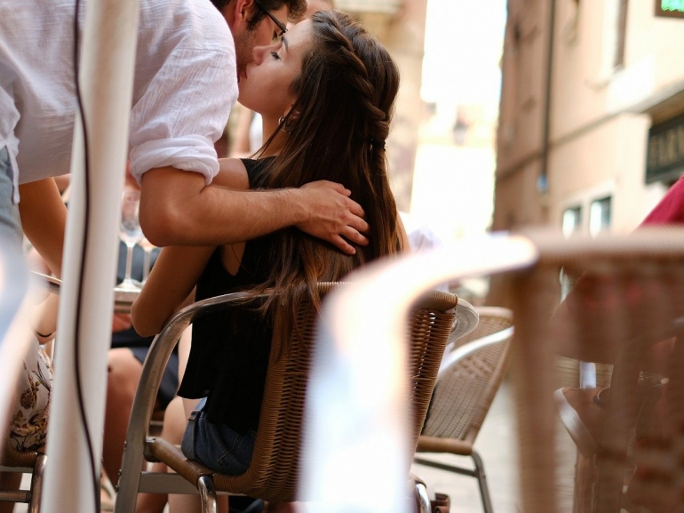 Ciuman di Cafe Roma (dok pri)