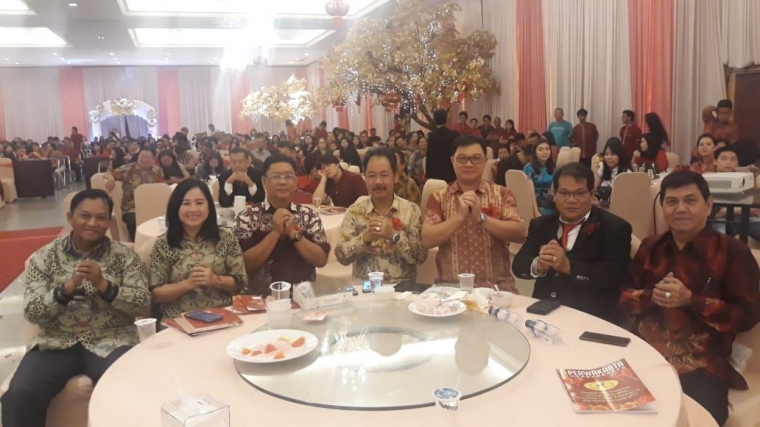 Ketua Umum Perwakabta Riyan Agatha (kedua kanan) bersama Ketua Fogoromas Budianto Sugianto (kanan), Ketua Forwakab Then Jong Sun (ketiga kiri), Ketua Permata Tigaraksa Buinardy Aloyanto (tengah) dan tokoh lainnya/dok.Ist