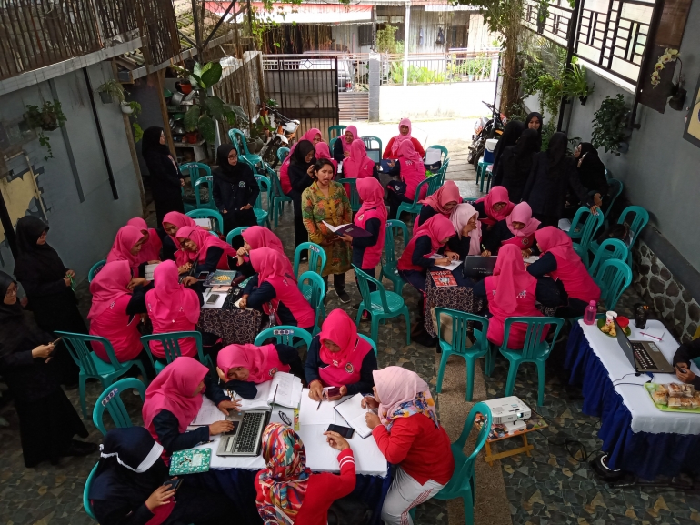 Para guru TK melakukan latihan pembuatan RPPH dan RPPM secara berkeompok