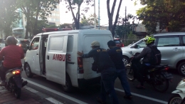 Relawan Brigade GPII mendorong mobil yang mogok saat berangkat | dokpri