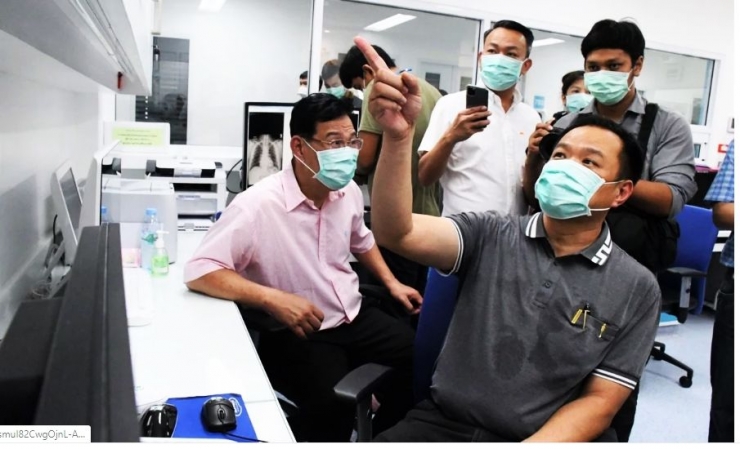 Menteri Kesehatan Thailand Anutin Chanviraku (kanan) tengah menunjukkan beberapa data terkait penanangan coronavirus dalam taklimat pers Minggu lalu (doc. South China Morning Post/ed.Wahyuni)
