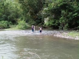 warga lokal menjala ikan di sungai Lau Raja, sekitar lembah Badigulan (dokpri)
