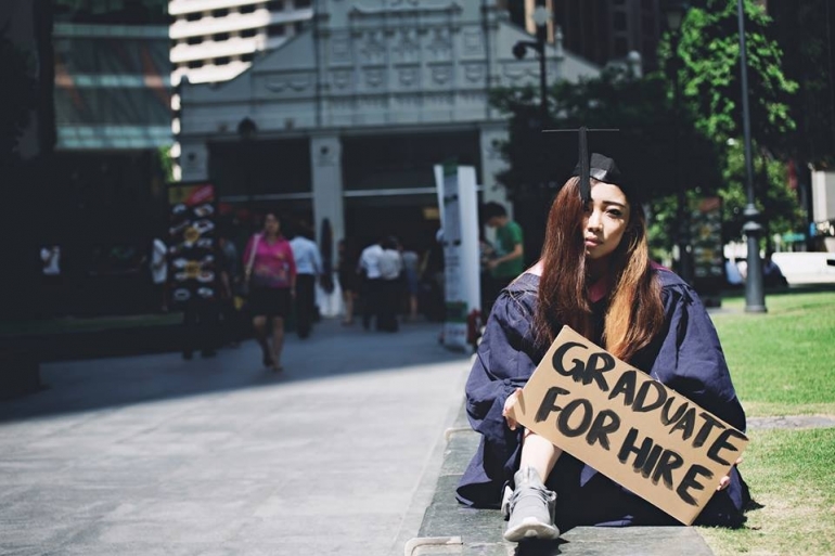 Fresh graduate Elizabeth Boon uploaded on Facebook a series of #HireMeLeh photos that illustrate how “graduating really just means unemployment and impending bankruptcy. (Foto: Elizabeth Hoon via Unscrambled SG)