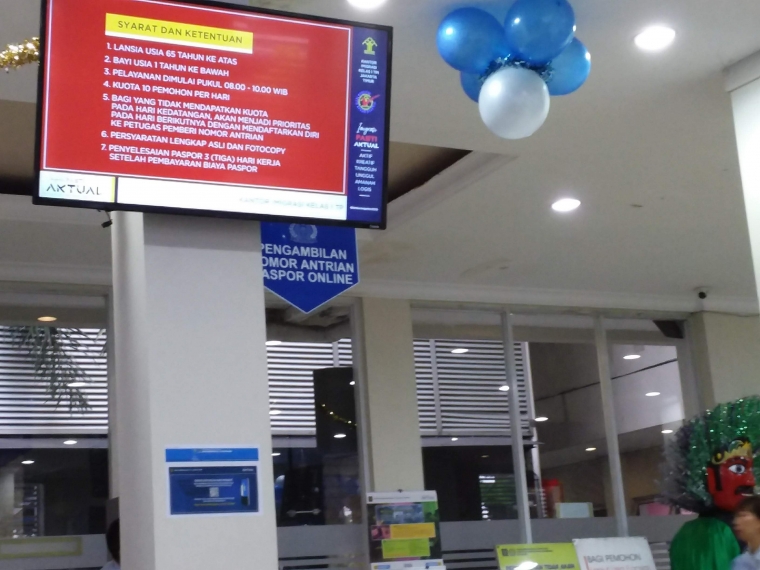 Imigrasi selalu menyosialisasikan tugas pokoknya melalui layar kaca seperti yang tampil di ruang tunggu. Sungguh elok, bila memang terjadi perubahan layanan pun disosialiasikan di layar kaca. Foto | Dokpri