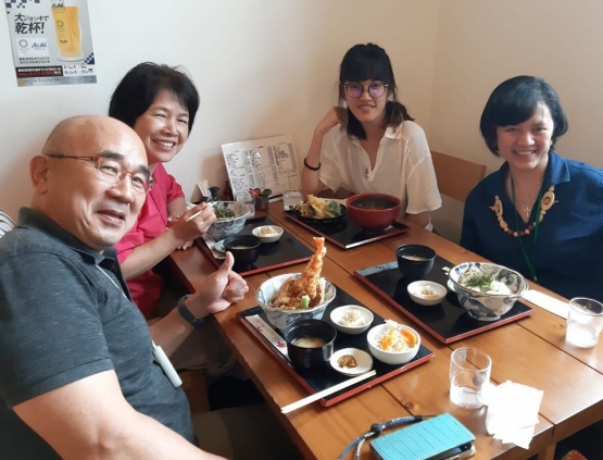Dokumentasi pribadi | Mr. Sugiyama dan istri serta aku dan Michelle, makan siang di Fujikawaguchiko