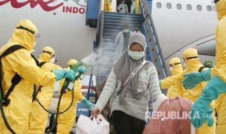 Kementerian Luar Negeri RI Proses evakuasi WNI dari Wuhan disemprot cairan desinfektan sesaat setelah turun dari pesawat Boeing A330-300 Batik Air di Bandara Internasional Hang Nadim Batam, Ahad (2/2) | Republika.co.id