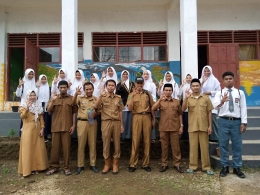 Beberapa siswa dan guru MA PP. Nurul Falah bersama tim sosialisasi Adiwiyata dan Bank Sampah Dinas Lingkungan Hidup Kab. Bulukumba. (Dokpri)