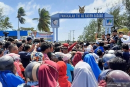 Aksi warga Natuna di depan Lanud TNI Raden Sadjad, Natuna, Kep. Riau. | Sumber gambar: Antaranews.com