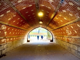 Terowongan dengan lampu oranye remang-remang