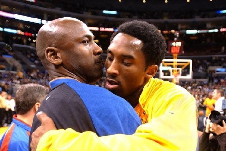 Mantan pebasket NBA, Michael Jordan dan Kobe Bryant. (Sumber: AFP/VINCE BUCCI)