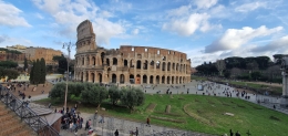 Lokasi yang bersebelahan menjadikan Foro Romano menjadi lokasi favorit untuk berfoto dengan latar belakang Colosseo. Foto: Dokumentasi Pribadi
