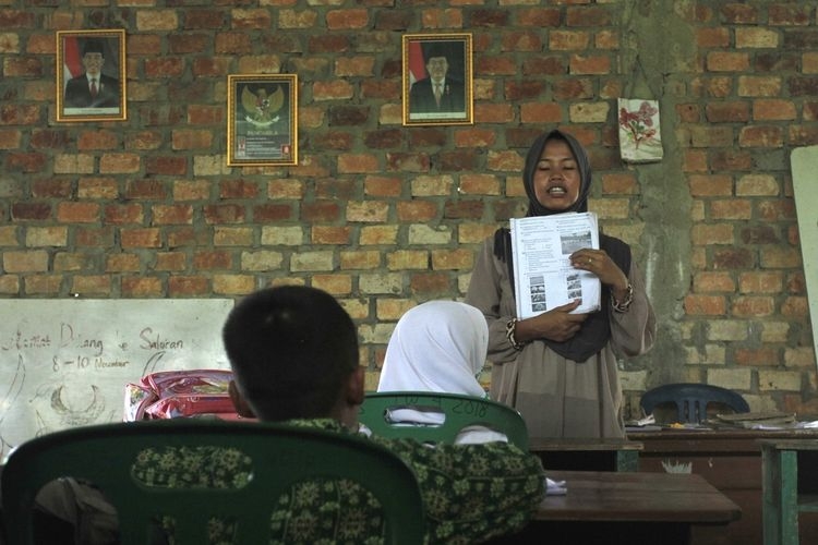Siti Komariah (29) guru tunggal SD Muhammadiyah 4Filial Kabupaten Banyuasin,Sumatera Selatan ketika memberikan penjelasan kepada para muridnya.(KOMPAS.COM/AJI YK PUTRA)