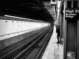 Menunggu subway di stasiun bawah tanah