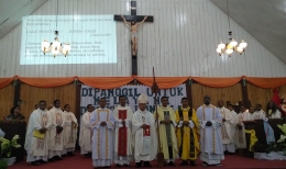 Uskup keuskupan Agats, Mgr. Aloysius Murwito OFM bersama imam dan diakon tertahbis di gereja Kristus Raja Mbait, Minggu, (02/02/2020). Dokpri.