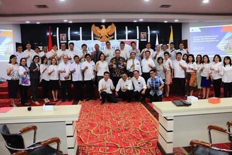 Foto bersama(sumber:unsrat.ac.id)